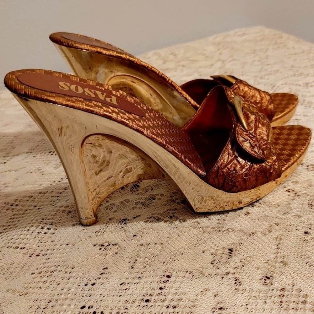 PASOS WOMEN'S 8M GOLD SLIP-ON OPEN TOE BUCKLE SANDALS WEDGE HEEL